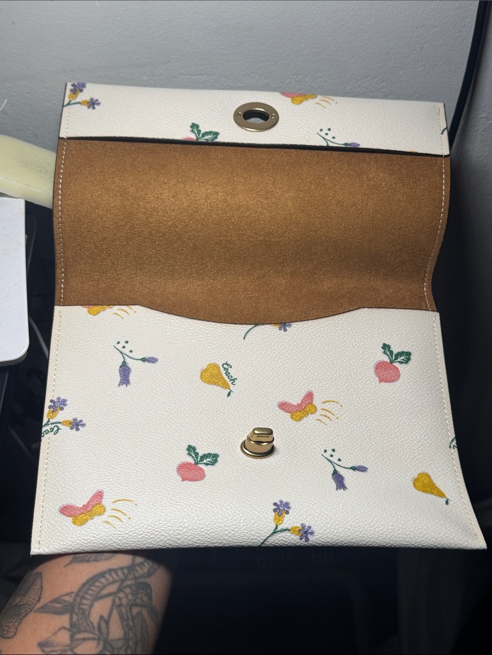Coach turn lock pouch - Picture 8 of 11
